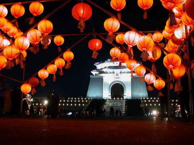 Le ciel s’allume avec des lanternes et feux d’artifice pendant le Teng Chieh.