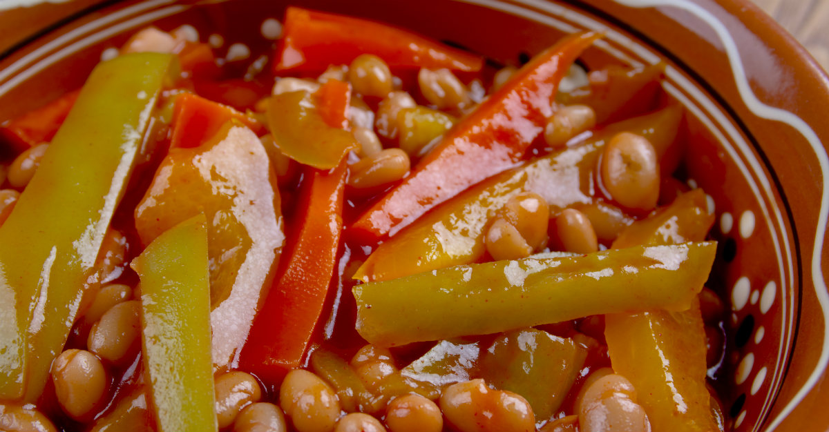 Bien qu’habituellement servie froid, le chakalaka peut parfois être servi chaud avec de la viande.