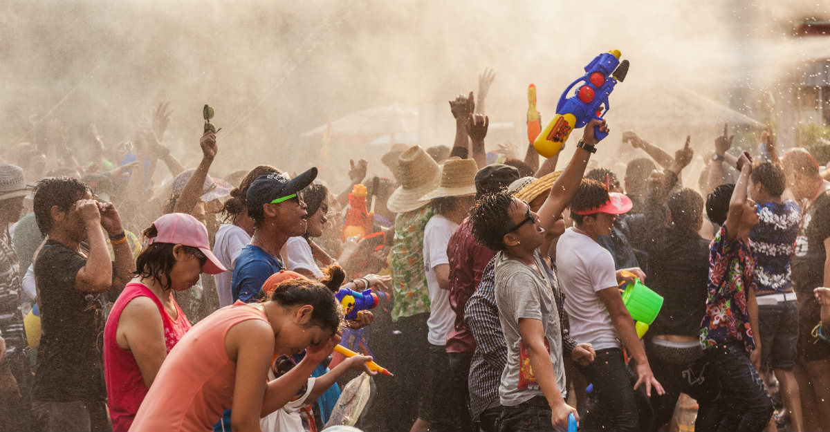 Les Thaïlandais adorent les festivals comme Songkran et n’hésitent pas à partager leur bonheur avec les touristes.