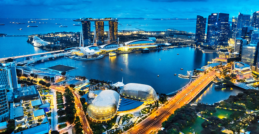 Singapur es un destino muy popular por sus áreas metropolitanas. Asegúrate de explorarlas de forma segura con las vacunas de viaje y los consejos de Passport Health.