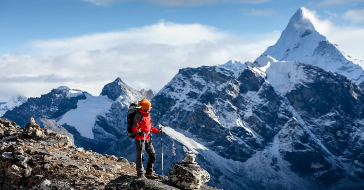 L'Himalaya s'étend à travers le Népal, offrant d'immenses sentiers de randonnée.
