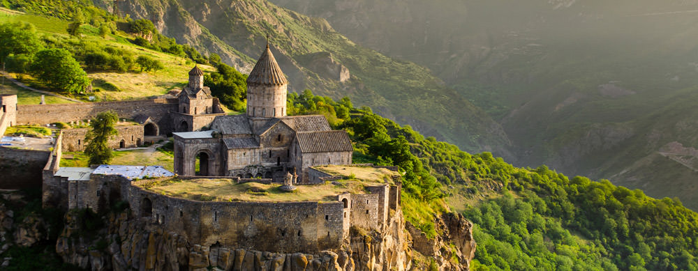 Armenia tiene de todo para explorar. Asegúrate de ir en forma segura con tus vacunas de viaje y los consejos de Passport Health.